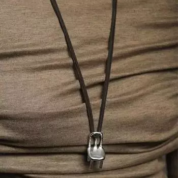 Осенне-зимний уникальный креативный стиль для пары, маленькое длинное ожерелье, нишевый дизайн, высококачественная коричневая кожаная веревка, свитер, цепочка