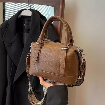 Осенне-зимняя маленькая сумка в стиле ретро 2023, новая женская сумка Популярная Популярная Популярная и универсальная сумка через плечо с широким плечевым ремнем Ручная маленькая квадратная сумка