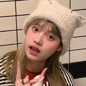 Осенне-зимняя теплая защитная шапка-пуловер с гофрированным лицом, маленькая шапка, милая, забавная, с кошачьими ушками, плюшевая вязаная холодная шапка для женщин M56-58cm чёрный