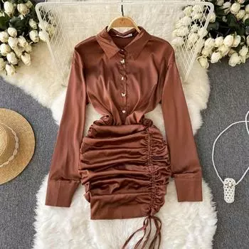 Осеннее сексуальное плиссированное атласное однобортное платье средней длины на шнуровке до бедер