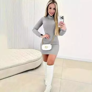 Осеннее женское облегающее платье с высоким воротом и запахом на бедрах S светло-серый