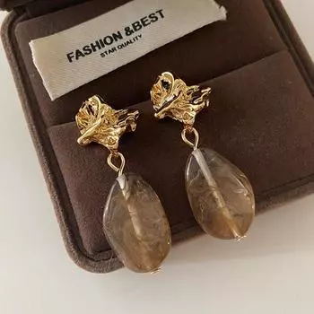 Осенние и зимние кофейные серьги Модные ретро-темпераментные серьги из смолы Майяра Ретро-стиль Гонконга Нестандартные длинные серьги