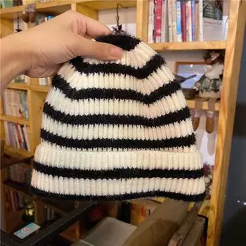 Осенние и зимние шапки женские черно-белые полосатые универсальные вязаные шапки модные теплые вязаные парные корейские версии японские шапки one size белый