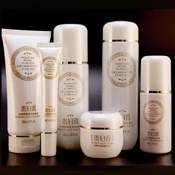 Осенние и зимние средства по уходу за кожей. Увлажняющий косметический набор для ухода за лицом. a set