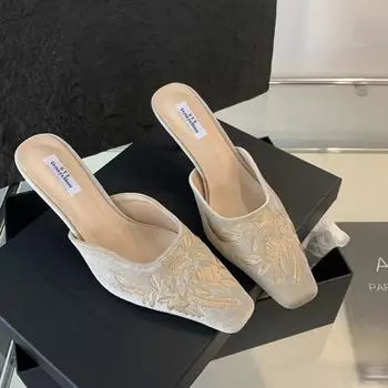 Осенние модные женские тапочки с квадратным носком и вышитым цветком, замшевые тапочки на высоком каблуке, подиумная домашняя домашняя обувь 35