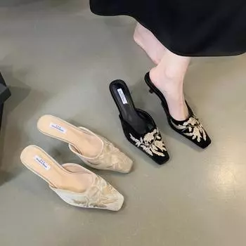 Осенние модные женские тапочки с квадратным носком и вышитым цветком, замшевые тапочки на высоком каблуке, подиумная домашняя домашняя обувь 35