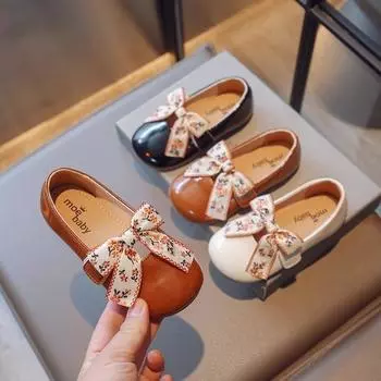 Осенние новые модные универсальные кожаные туфли для девочек, универсальные студенческие туфли на мягкой подошве с бантом, одинарные туфли 23 чёрный