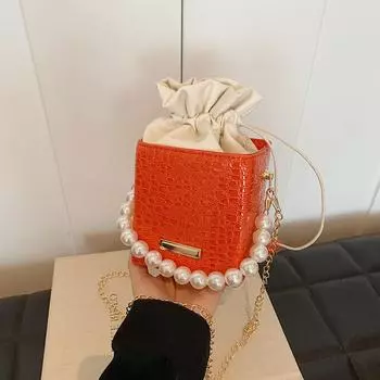 Осенний индивидуальный ремень 2024 года, новая модная иностранная популярная жемчужная портативная цепочка на одно плечо, маленькая квадратная сумка через плечо чёрный