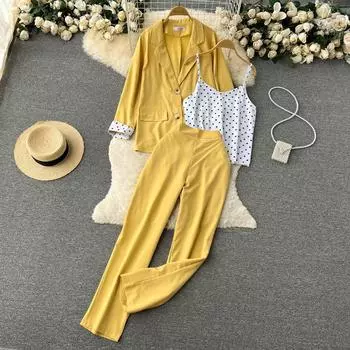 Осенний свободный пиджак с длинными рукавами, небольшой топ на подтяжках, прямые длинные брюки с высокой талией, легкий костюм-тройка в знакомом стиле