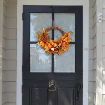 Осенний венок для входной двери. Осенний венок ручной работы с искусственными цветами, тыквенными кленовыми листьями. Украшение стены окна фермерского дома на День благодарения.