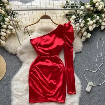Осенняя новая атласная модель богини, сексуальный косой воротник без бретелек, темпераментное плиссированное плотное платье на бедрах