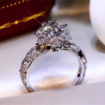 Ослепительное круглое кольцо с цирконием 10