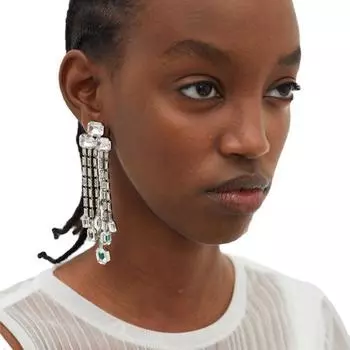 Основанные серьги полны сверления и преувеличенно плавных советских цепочек, нишевого дизайна, банкетного стиля, размещенных аксессуаров. серебряный