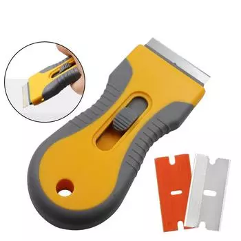 Основные инструменты для тонировки стекол автомобиля с небольшим скребком для стекла и средством для снятия пластиковых наклеек