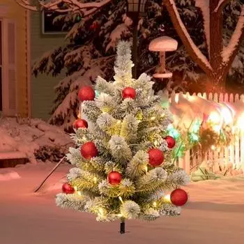 Освещенная рождественская елка, искусственная рождественская сосна с шишкой, красные ягоды, батарея D