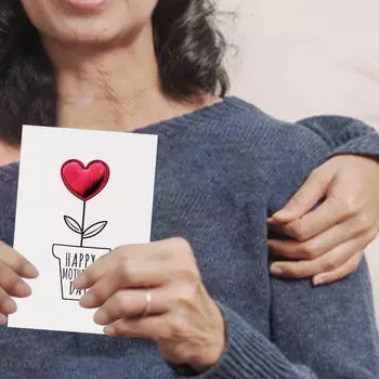 Открытка ко Дню мамы от дочери и сына. Праздничный подарок. Поздравление с годом ее детей. balloon