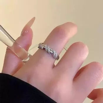 Открытое кольцо с полосками из циркония — модное эффектное украшение для шикарного, универсального образа wrapped diamond