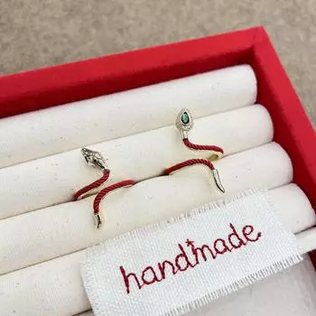 Открытое кольцо со знаком зодиака «Змея» — праздничный дизайн с красной нитью, оригинальный дизайн для новогоднего счастья. green zircon snake-shaped красный