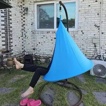 Открытый внутренний дворик гамак качели бабочка подвесное кресло подвесной домашний аттракцион подвесная клетка ленивый гамак голубое небо тент коричневый