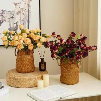 Отличный искусственный цветок, сохраняет свежесть, не выцветает, привлекает внимание белый