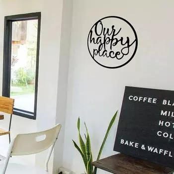 Наше счастливое место Металлическая настенная вывеска – Очаровательное настенное искусство для улицы, деревенская табличка для домашнего декора, сада и патио – Идеально чёрный