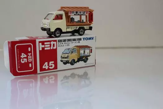 Out of print Tomica Suzuki Carry Ramen Shop Made in China Blue Tomy Crazy Mini Car Circle with case shipped by Amazon warehouse No.45