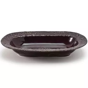 Овальная чаша с тщательно вырезанным рельефным цветочным узором.. 25,6 x 16,3 x Высота 4,4 см. Фиолетовая посуда Мино. Влажный и спокойный цвет чаши создает