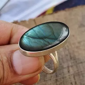Овальное кольцо с лабрадоритом, синее яркое кольцо, эффектное кольцо, кольцо с камнем, кольцо с безелем, подарок на годовщину, кольцо из серебра 925 пробы 6
