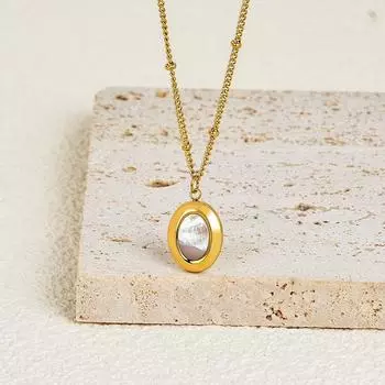 Овальное колье с белой ракушкой из титана и титановой стали