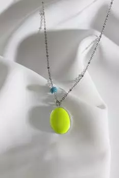Овальное колье серебряного цвета с желтой эмалированной крышкой, подходит для двустороннего использования
