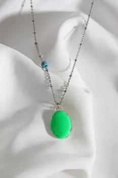 Овальное колье серебряного цвета с зеленой эмалированной крышкой, подходит для двустороннего использования