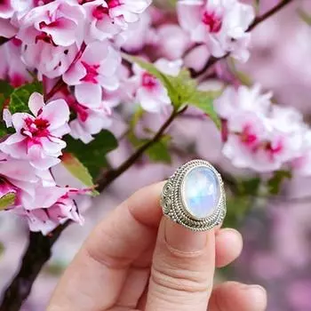 Овальный ЛУННЫЙ КАМЕНЬ (Перистерит) кольцо на СЕРЕБРЕ 5 белый