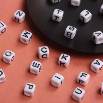 Ожерелье-цепочка для телефона Браслеты Ручные работы Бисероплетение Материал 26 букв Бусины Свободные распорные бусины Подвески DIY Аксессуары для изготовления ювелирных изделий Белый Черный V