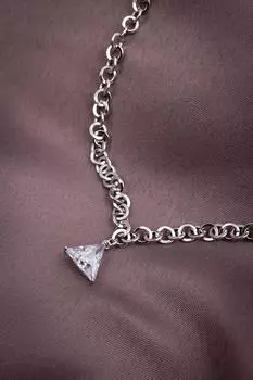 Ожерелье-цепочка серебряного цвета с треугольным камнем и одним камнем