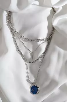 Ожерелье-цепочка темно-синего эмалированного цвета с подвеской в виде луны серебряного цвета