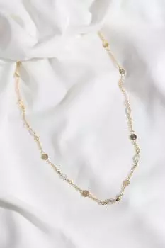 Ожерелье-цепочка золотого цвета с пайетками и миндальным камнем