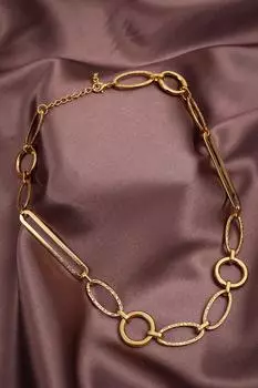 Ожерелье-цепочка золотого цвета среднего размера с лентой