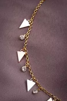 Ожерелье цвета розового золота с треугольной подвеской и камнем