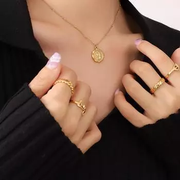 Ожерелье French Niche Retro Wind Relief Girl, цепочка на ключицу из титановой стали с покрытием из настоящего золота 18 карат P136