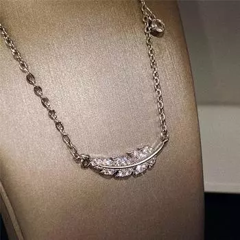 Ожерелье Huitan Brilliant для женщин, серебряный кулон в виде листа с фианитами, простые стильные женские аксессуары, универсальные свадебные украшения 45cm