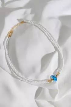 Ожерелье из белых бусин со сглазом