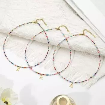 Ожерелье из бисера Красочные бусины в богемном стиле Кулон с алфавитом Регулируемая длина из нержавеющей стали для женщин и девочек Персонализированное начальное колье-колье J