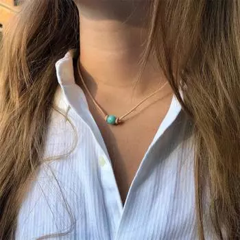 Ожерелье из бисера с камнем бирюзового цвета. Одна круглая бусина ручной работы на мягком кожаном шнуре, плетеная цепочка на ключицу для модного образа.