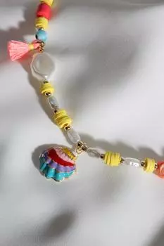 Ожерелье из бисера с кулоном из желтого жемчуга и морской ракушкой