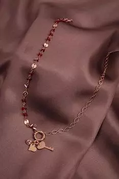 Ожерелье из красного хрустального камня и розы