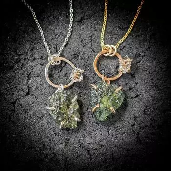 Ожерелье из кристаллов HERKIMER MOLDAVITE | Ожерелье из необработанного молдавита | Подвеска из настоящего молдавита | Серебро 925 пробы или позолота 14 карат 1.25 Inch зелёный