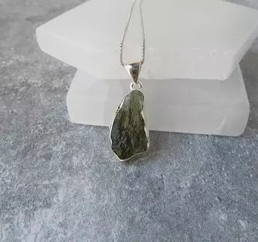 Ожерелье из молдавита, необработанный зеленый драгоценный камень, серебряное ожерелье с подлинным метеоритом, настоящий молдавит, лечебный камень, LENGTH: 16 to 30 зелёный