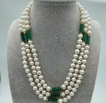 Ожерелье из настоящего пресноводного жемчуга и зеленого нефрита диаметром 7-8 мм.