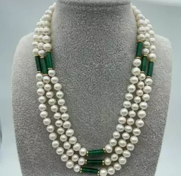 Ожерелье из настоящего пресноводного жемчуга и зеленого нефрита диаметром 7-8 мм.