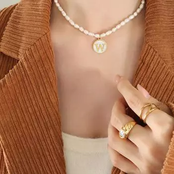 Ожерелье из нерегулярного овального пресноводного жемчуга, французский тренд, не выцветающий, 26 букв, круглый бренд, инкрустированный белыми ракушками